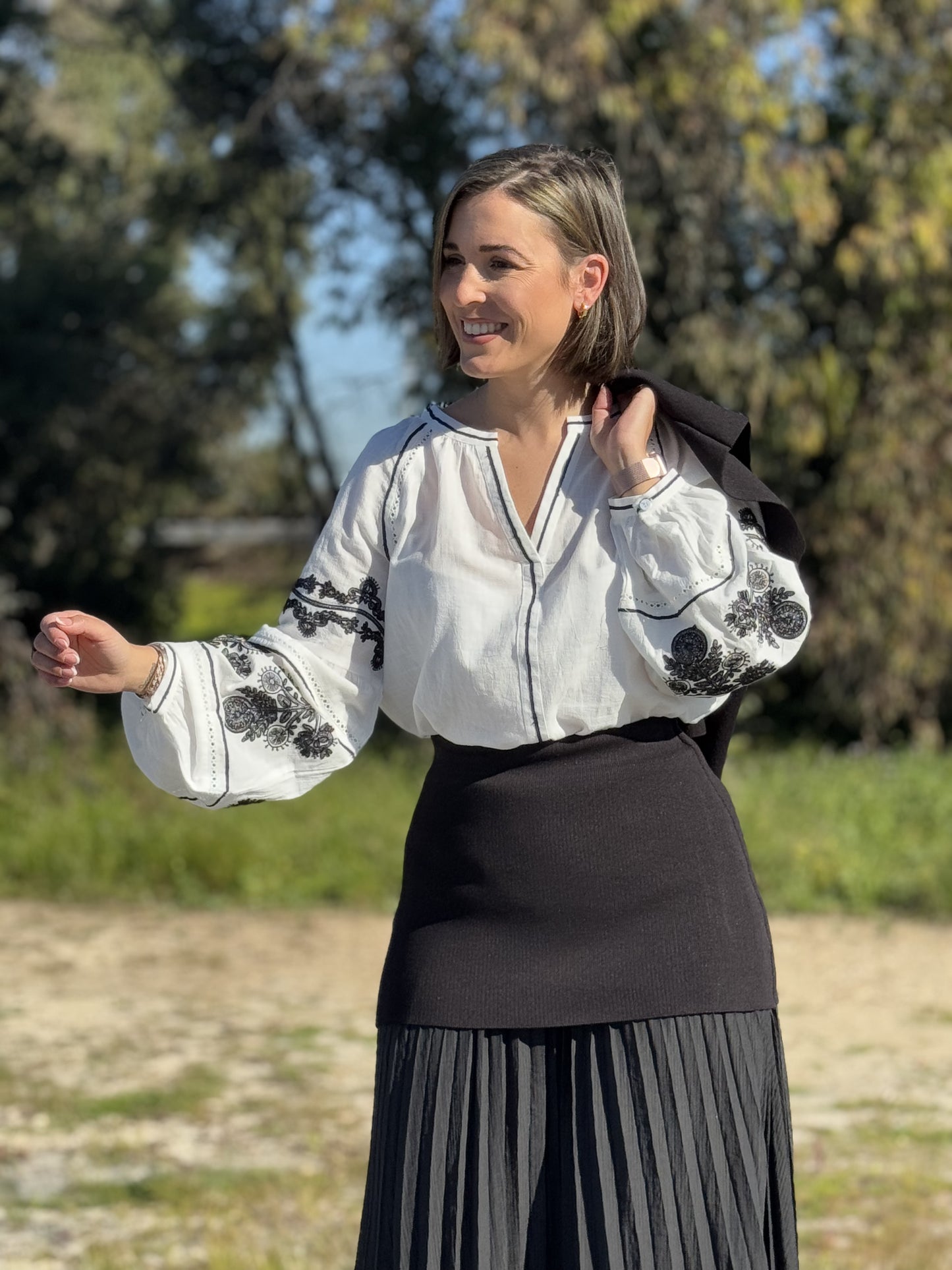 Camisa Blanca Abullonada Bordados en Negro