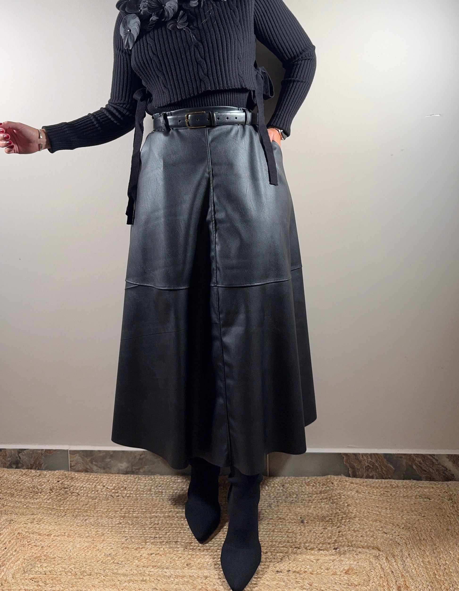 Falda polipiel negra